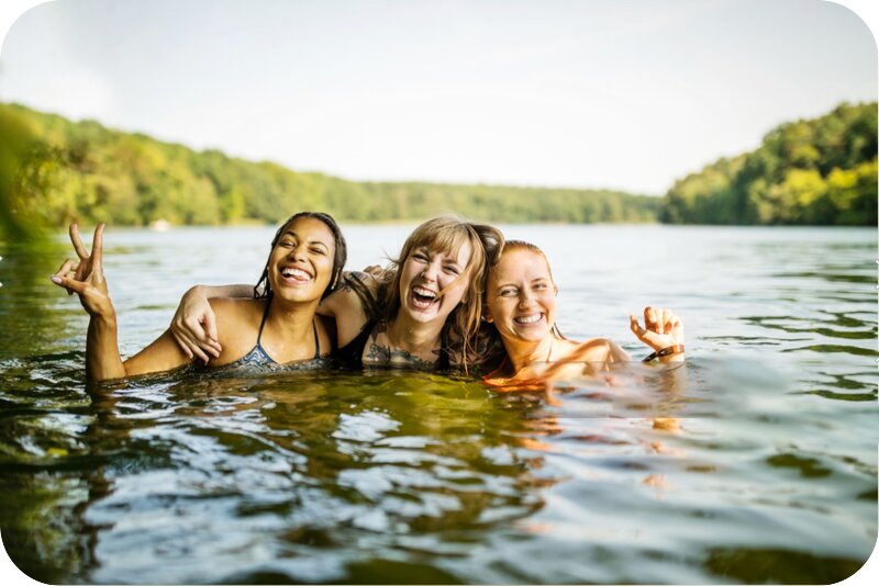 Frauen, die im Wasser schwimmen 